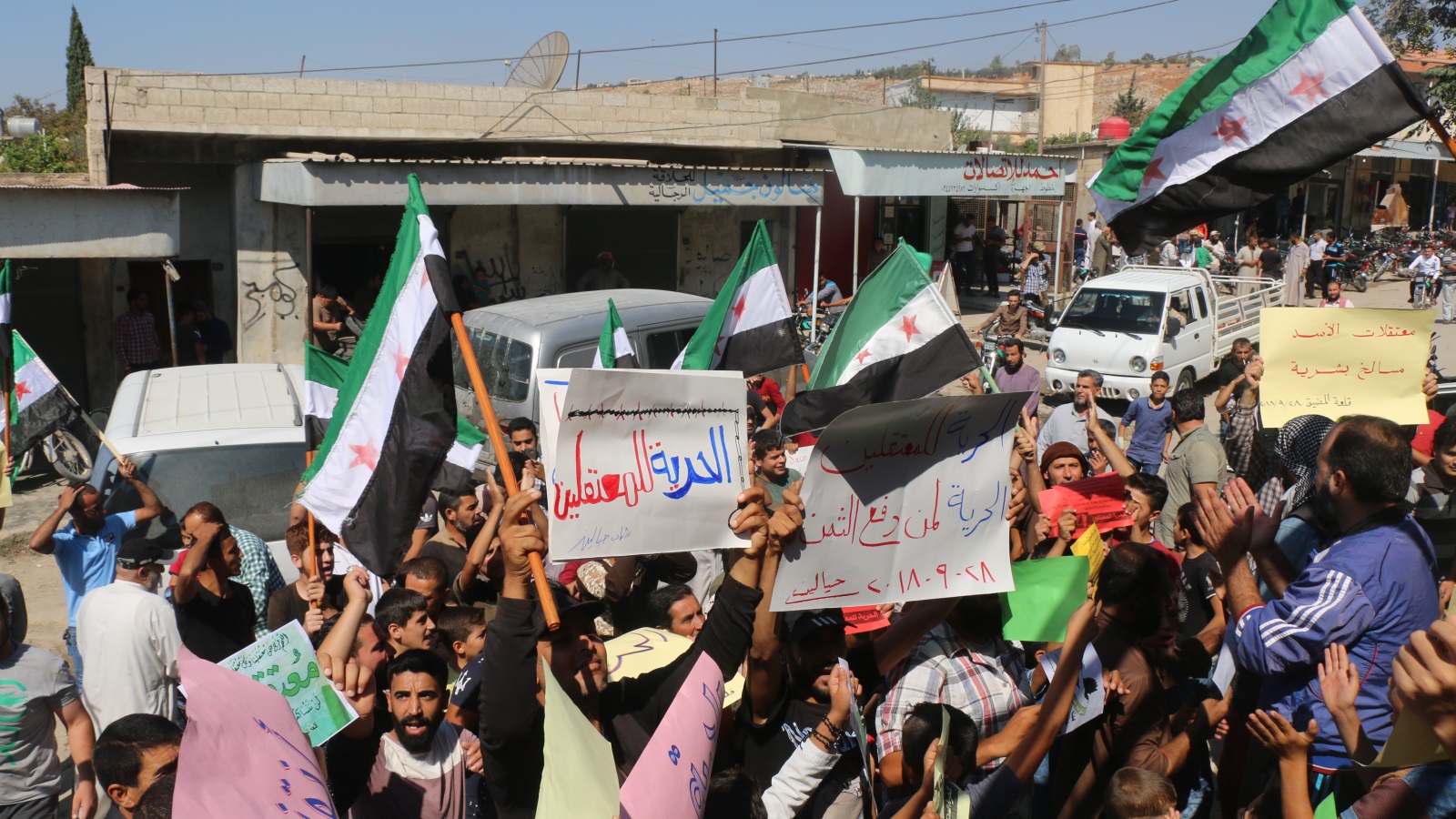 ‪مظاهرة مناوئة للنظام السوري في قلعة المضيق بريف حماة للمطالبة بالحرية للمعتقلين‬ (الأناضول)