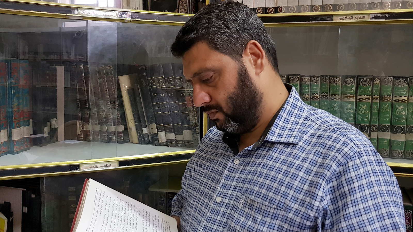 ‪أمين مكتبة الجامع العُمري محمد شحادة‬ (الجزيرة)