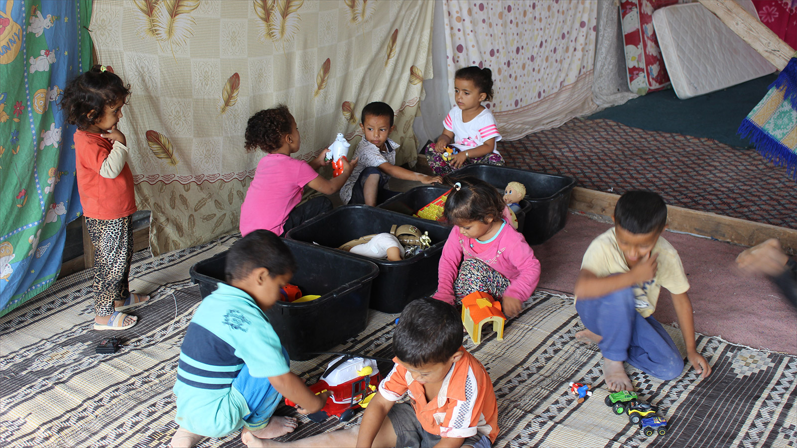 ‪مجموعة من الأطفال يقضون وقتهم في اللهو بألعاب تبرع بها المتضامنون‬ (الجزيرة)