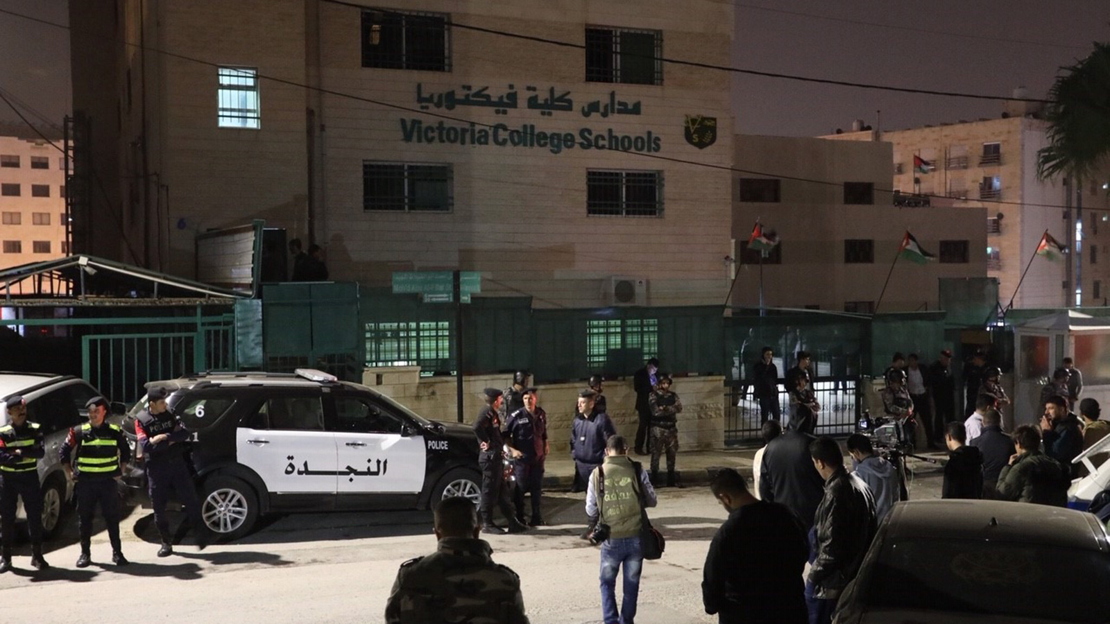 ‪تجمع أولياء الضحايا عند المدرسة التي غرق أطفالها في البحر الميت وقوات الأمن تفرضت طوقا أمامها‬ (الجزيرة)