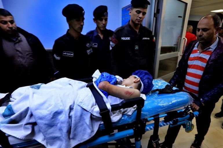 نقل احد الأطفال المصابين للمستشفى بعد انقاذه من حادثة البحر الميت