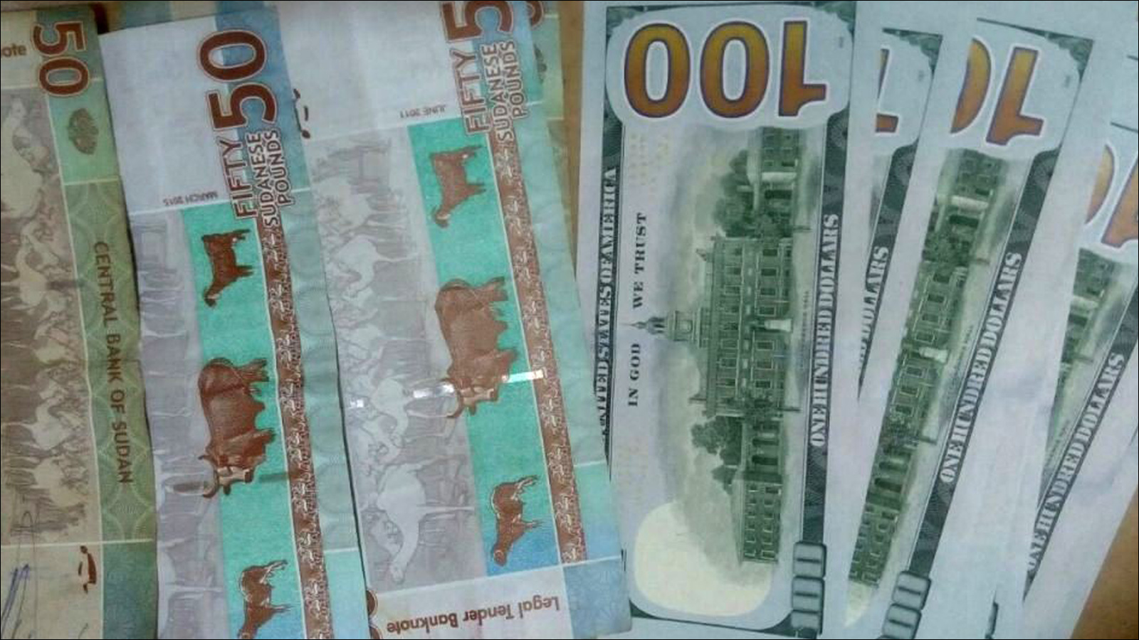 ‪السودان حدد سعر عملته بـ 47.5 جنيها للدولار الواحد‬ السودان حدد سعر عملته بـ 47.5 جنيها للدولار الواحد (الجزيرة )