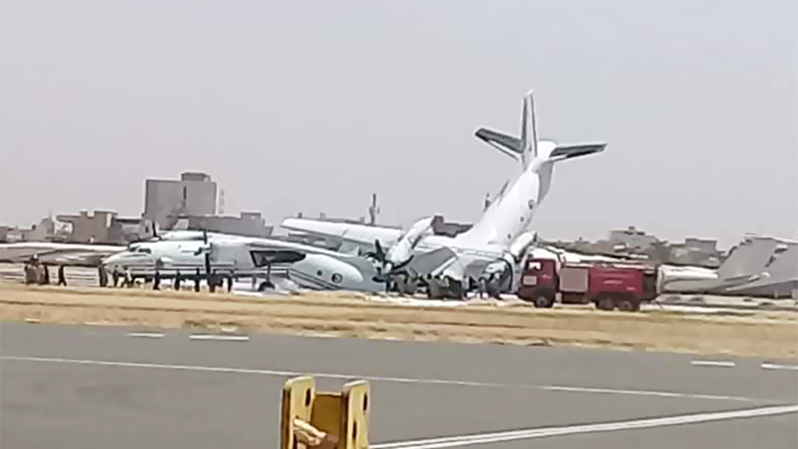 ‪صورة تظهر الأضرار في الطائرتين اللتين تصادمتا في مطار الخرطوم‬ (مواقع التواصل)