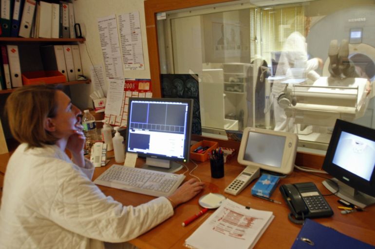 A radiologist prepares to study images from a magnetic resonance imaging (MRI) scanner at the Ambroise Pare hospital in Marseille, southern France, April 8, 2008. REUTERS/Jean-Paul Pelissier (FRANCE)