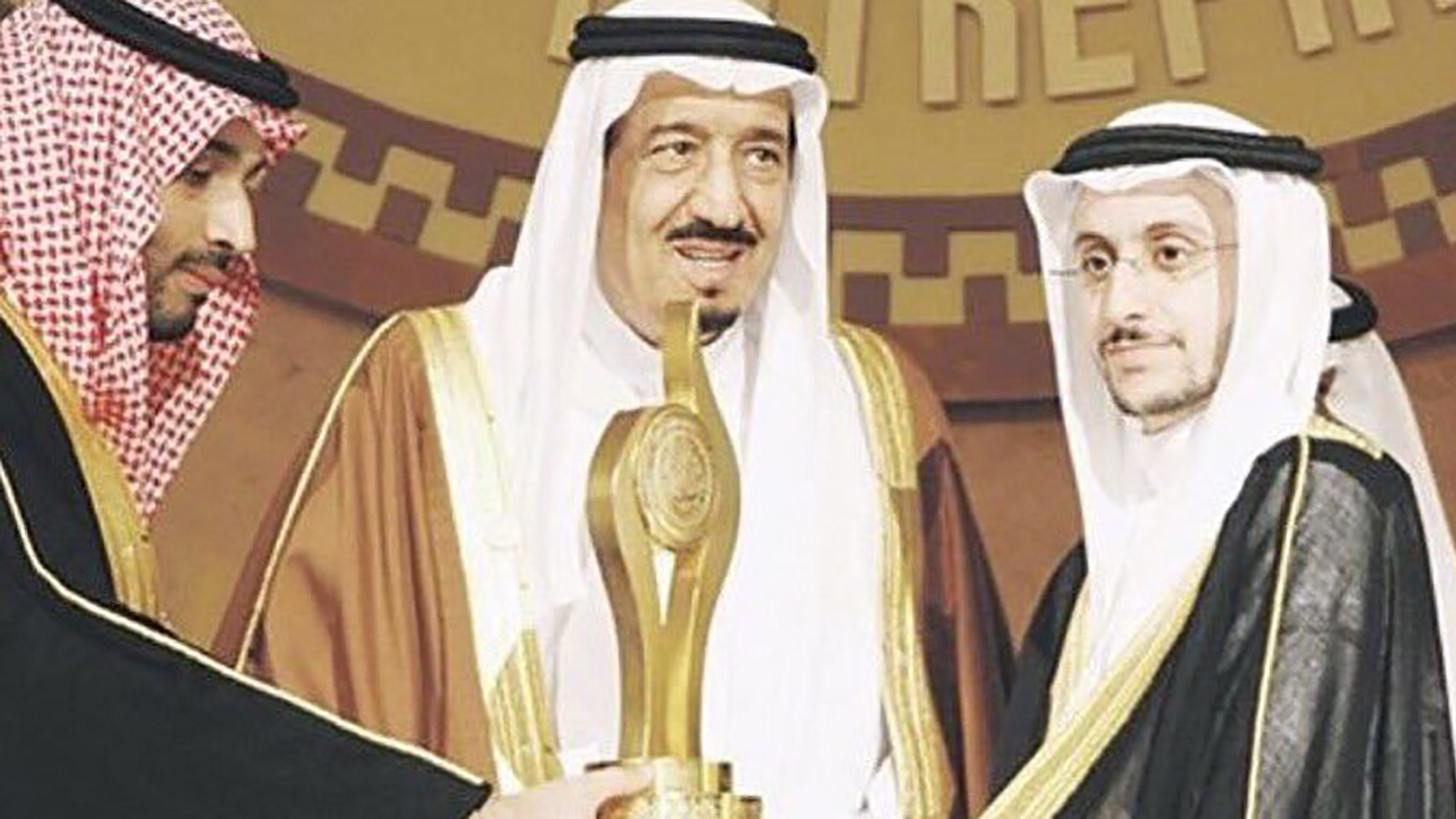 الزامل (يمين) حصل على جائزة الأمير سلمان لشباب الأعمال(مواقع التواصل الاجتماعي) 