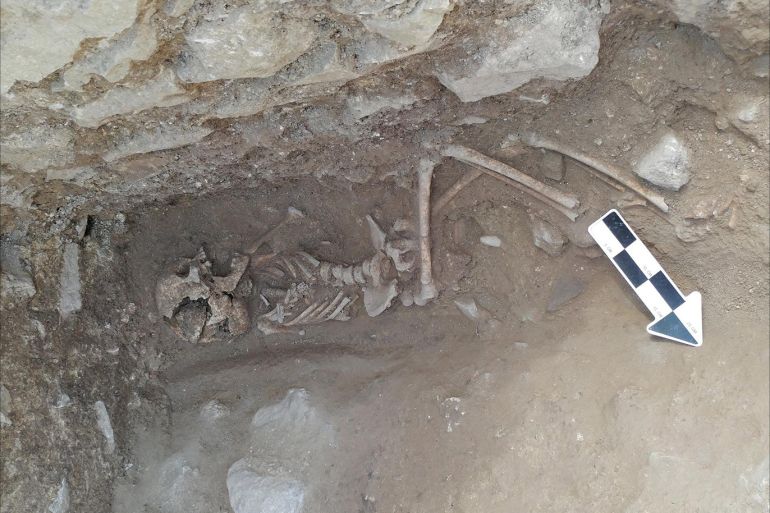 تحميل صورة طفل مدفون في مقبرة اثرية، المصدر إندبندنت ، The 10-year-old’s skeleton is the oldest body to have been uncovered at the fifth-century Italian cemetery (David Pickel/Stanford University)