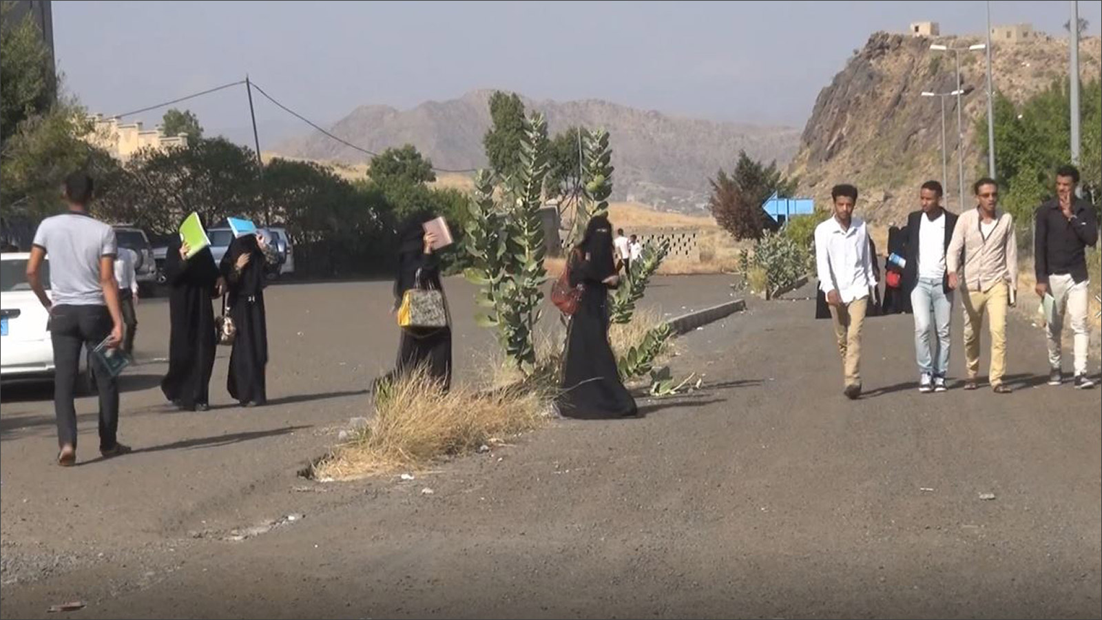 طلاب يمنيون في طريقهم إلى جامعة تعز (الجزيرة-أرشيف)