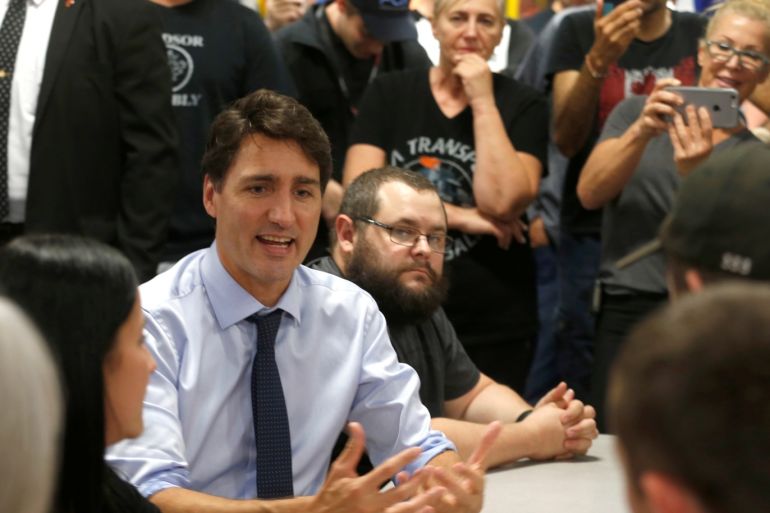 Canadian Prime Minister Justin Trudeau talks with assembly workers at the FCA Windsor Assembly Plant in Windsor, Ontario, Canada October 5, 2018. REUTERS/Rebecca Cook