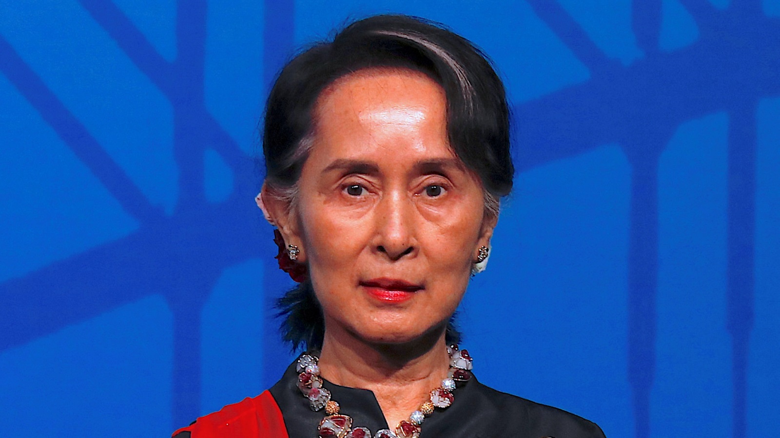 أونغ سان سوتشي إحدى الشخصيات التي جرّت انتقادات كثيرة على جائزة نوبل (رويترز)