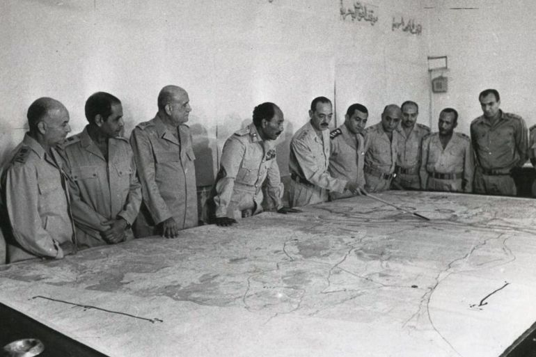الرئيس المصريمحمد السادات يتوسط قادة الجيش خلال حرب أكتوبر 1973 الصحافة المصرية