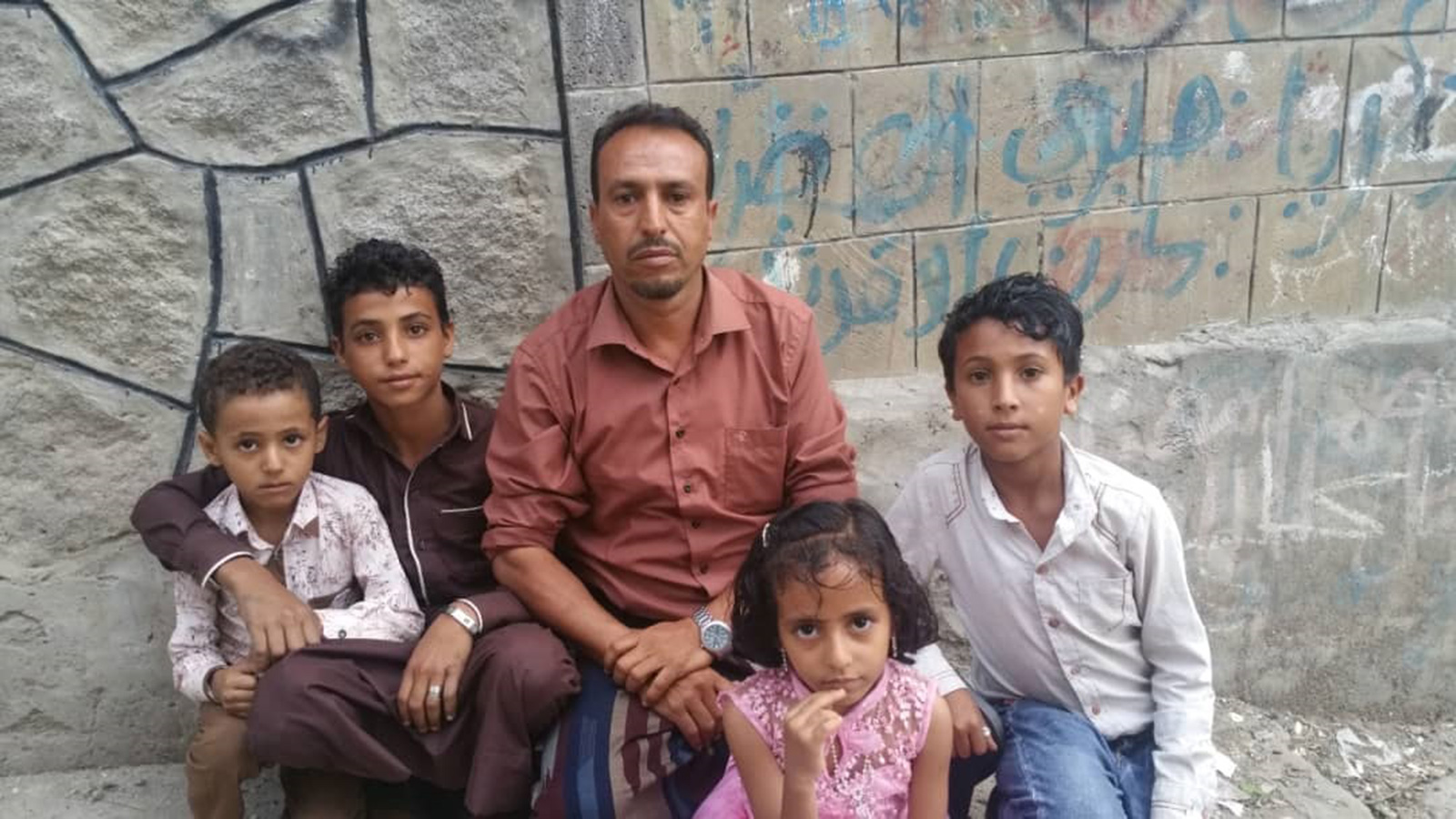 ‪المعلم عادل الشريحي فتح بيته لتدريس الأطفال اليمنيين‬ (الجزيرة)