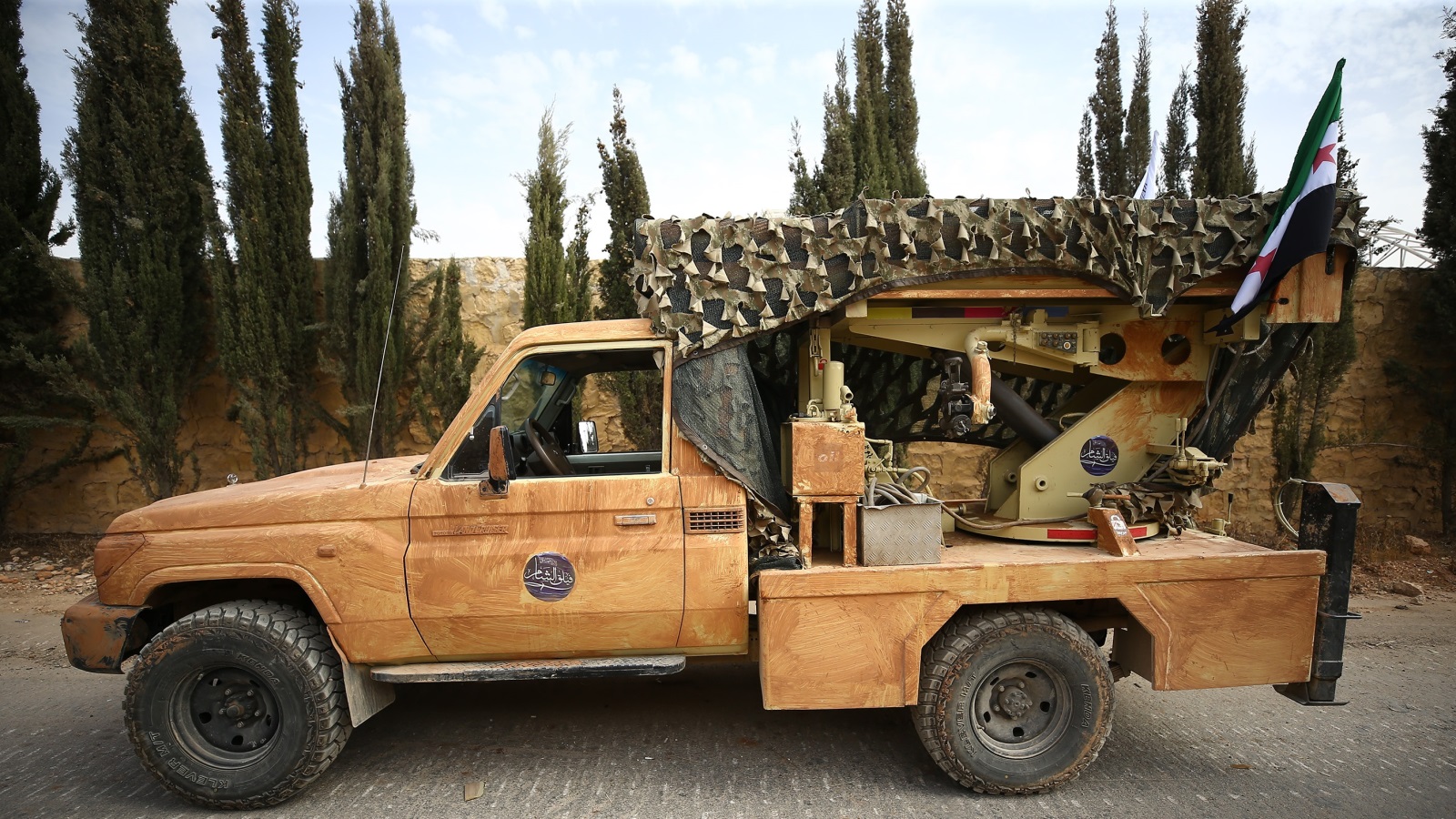 آلية عسكرية تابعة للمعارضة في إدلب (الأناضول)
