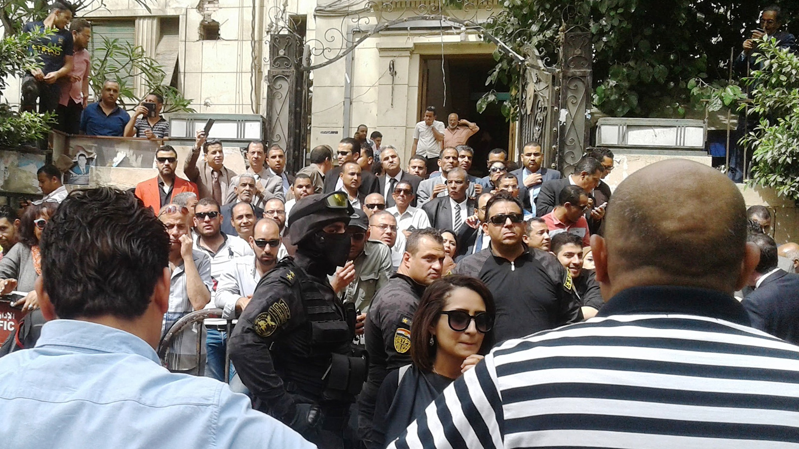 وفقا لمعارضين، فإن القبضة الأمنية المشددة كانت دائما ما تبرز في وجه المتظاهرين السلميين ضد سياسات النظام (الجزيرة)
