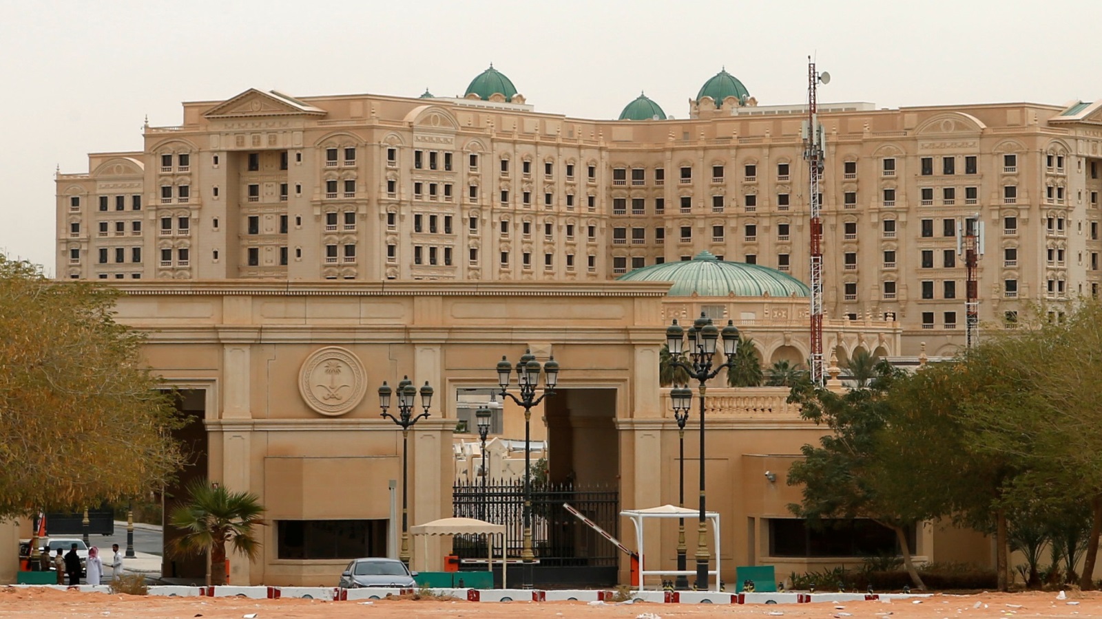فندق الريتز كارلتون بالرياض حيث احتجزت السلطات السعودية عددا من الأمراء والمستثمرين العام الماضي (رويترز)