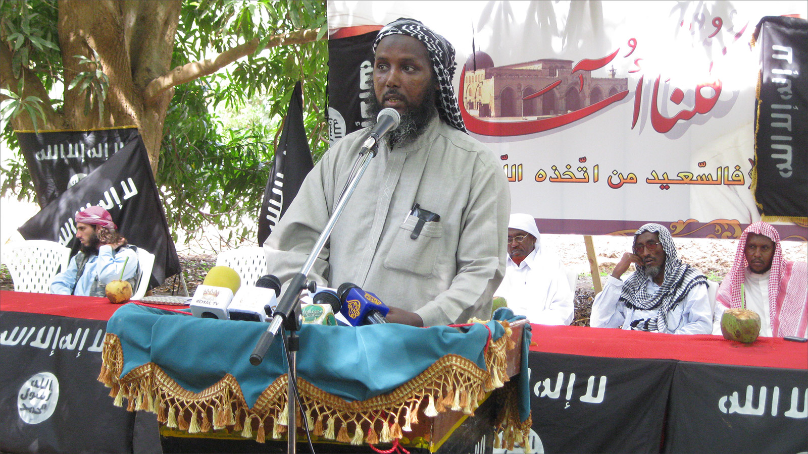 ‪مختار روبو خلال مشاركته في مناسبة التضامن مع أسامة بن لادن بعد مقتله في مدينة أفجوي على بعد 30 كلم جنوب مقديشو عام 2011‬  (الجزيرة)