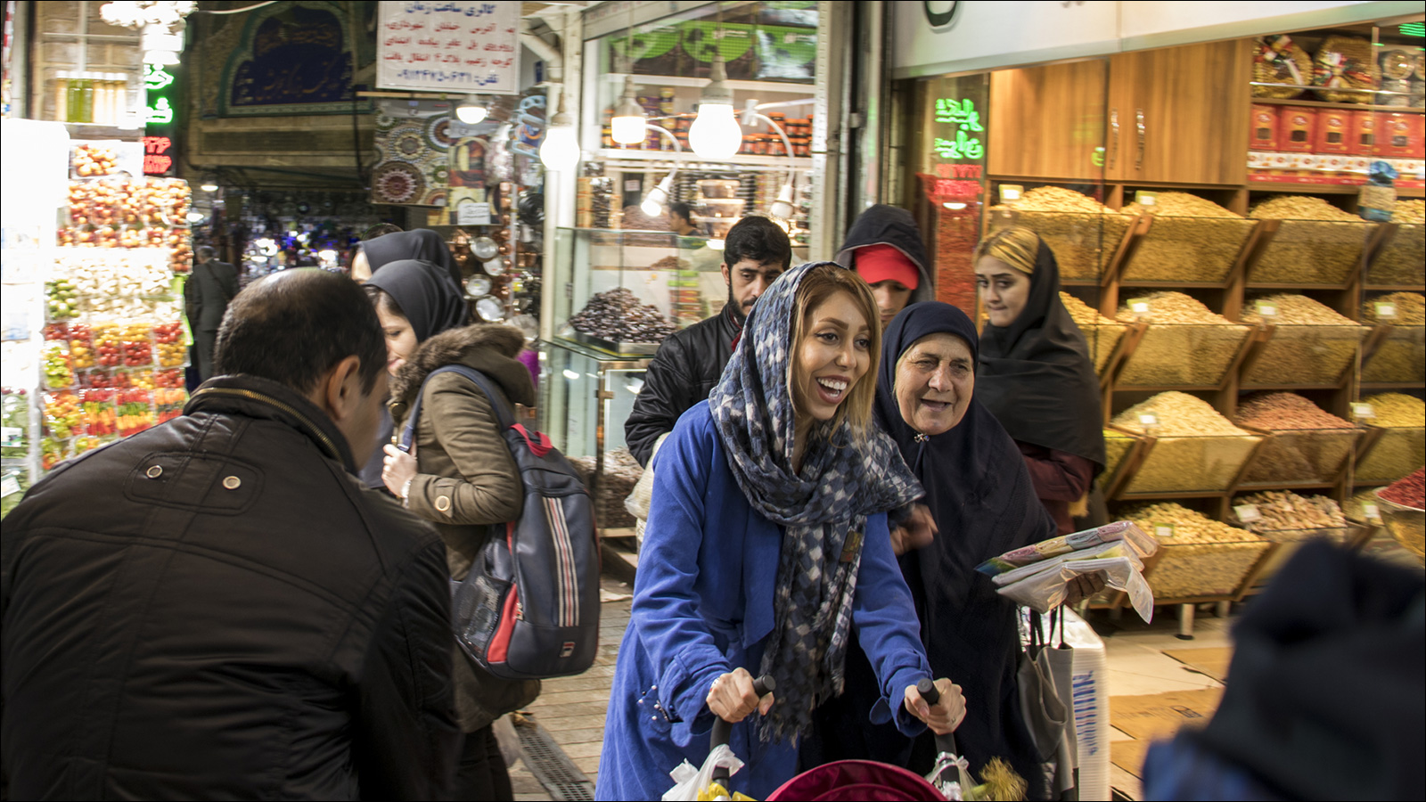‪إيرانيون في أحد الأسواق بالعاصمة طهران‬  (الجزيرة نت)