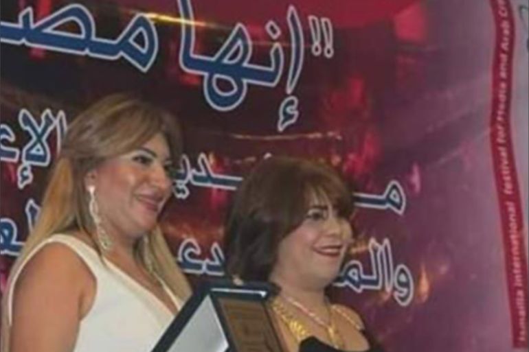 سيدتان خلال تكريمهم بمهرجان إعلامي وهمي بالإسماعيلية