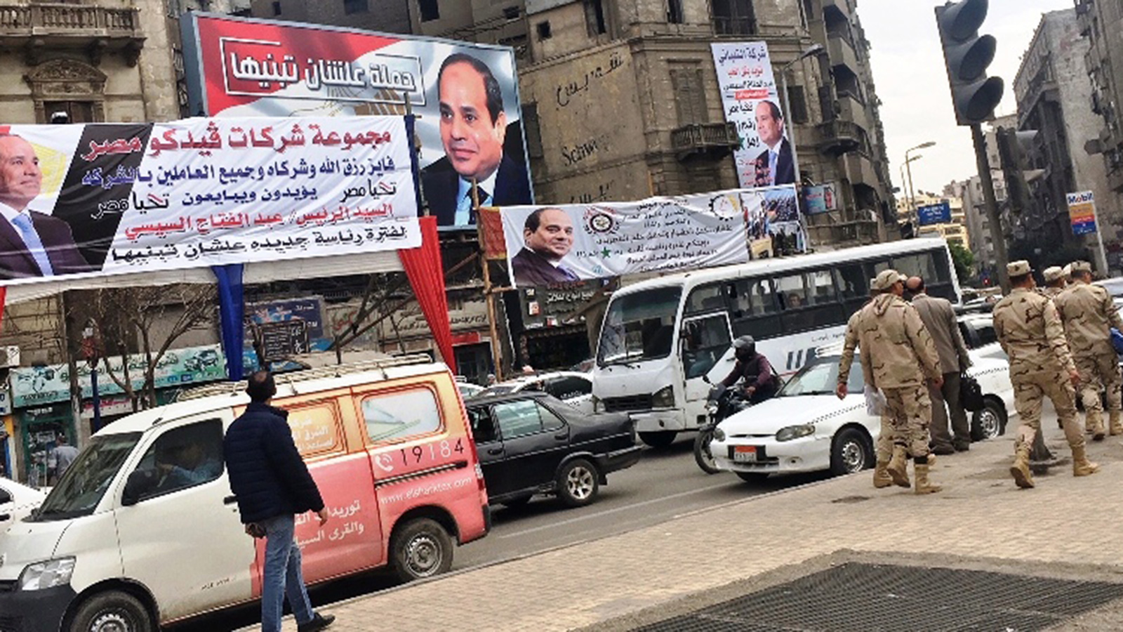 ‪لافتات دعائية للسيسي علقتها شركات قبل الانتخابات الرئاسية‬  (الجزيرة)