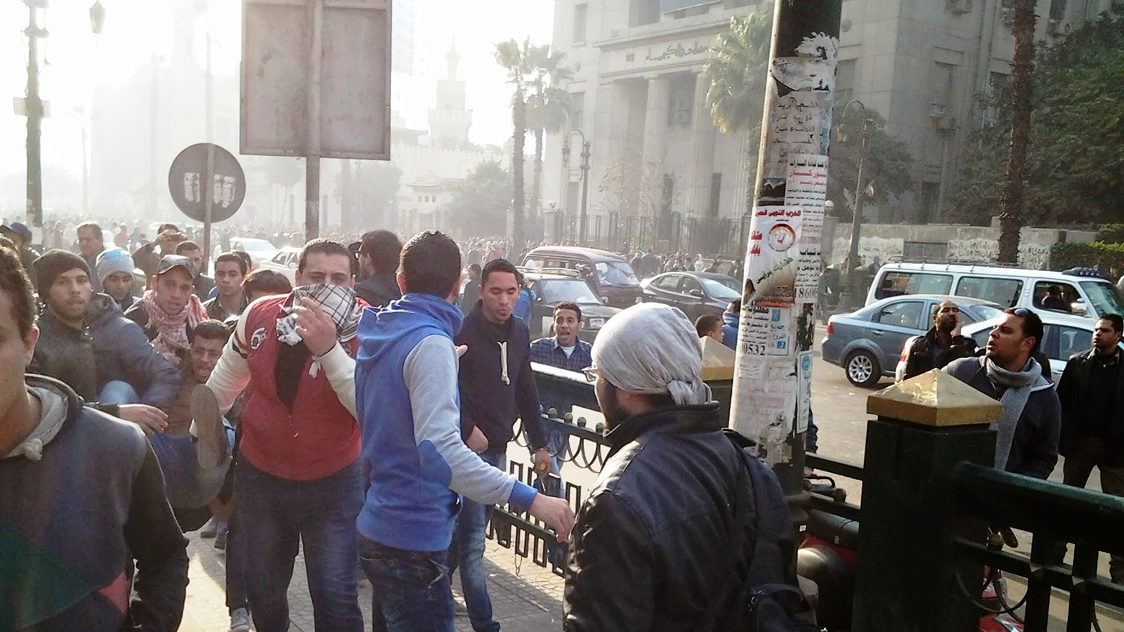 ‪انتهاكات حقوق الإنسان بالاعتداء على المتظاهرين في الشوارع أسلوب معتاد للنظام وفقا لمعارضين‬ (الجزيرة)