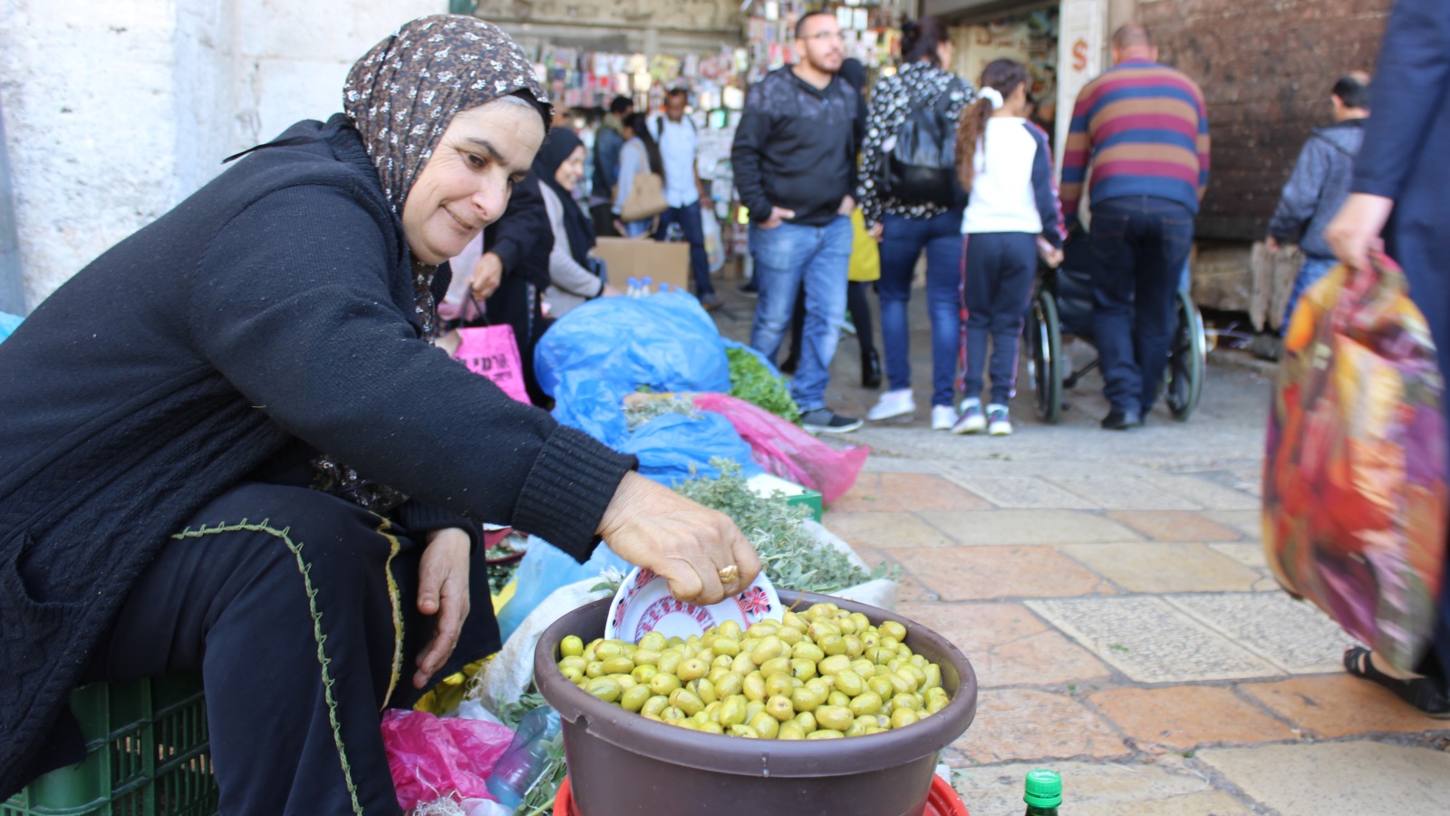 أم محمد حميدان فلاحة فلسطينية تبيع مخلل الزيتون في باب العامود (الجزيرة)