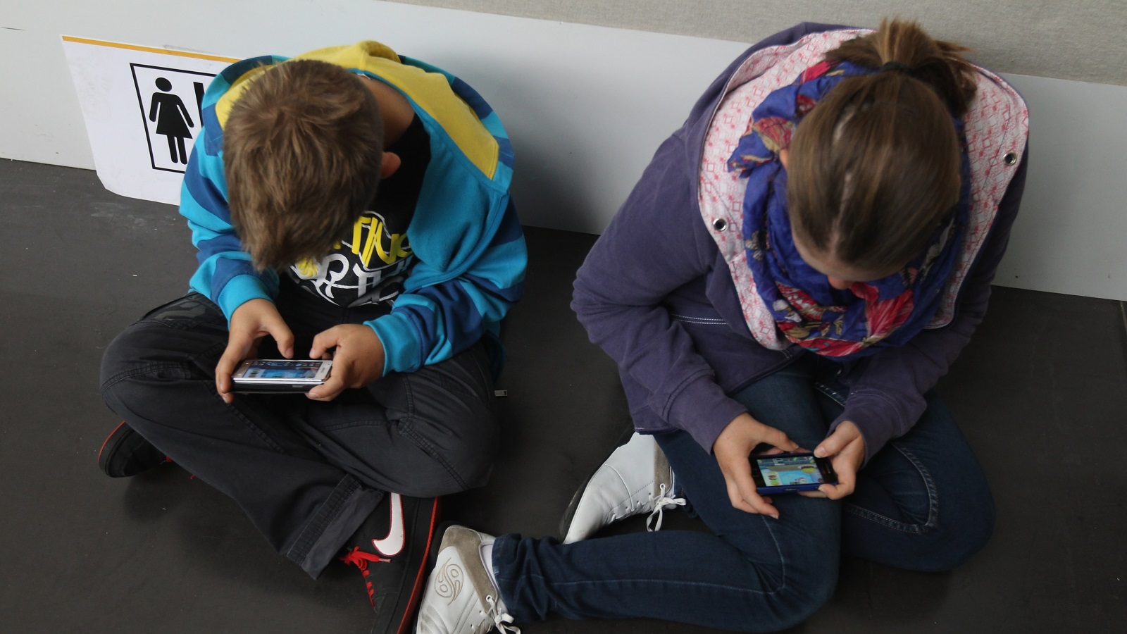 الأطفال يقضون أكثر من تسع ساعات يوميا في مشاهدة المحتوى الرقمي (غيتي)