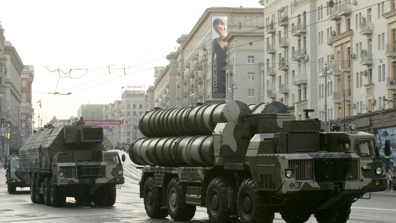 ‪أنظمة صواريخ روسية من طراز أس300 مضادة للصواريخ أثناء عرض عسكري في موسكو في 2009‬  (رويترز)