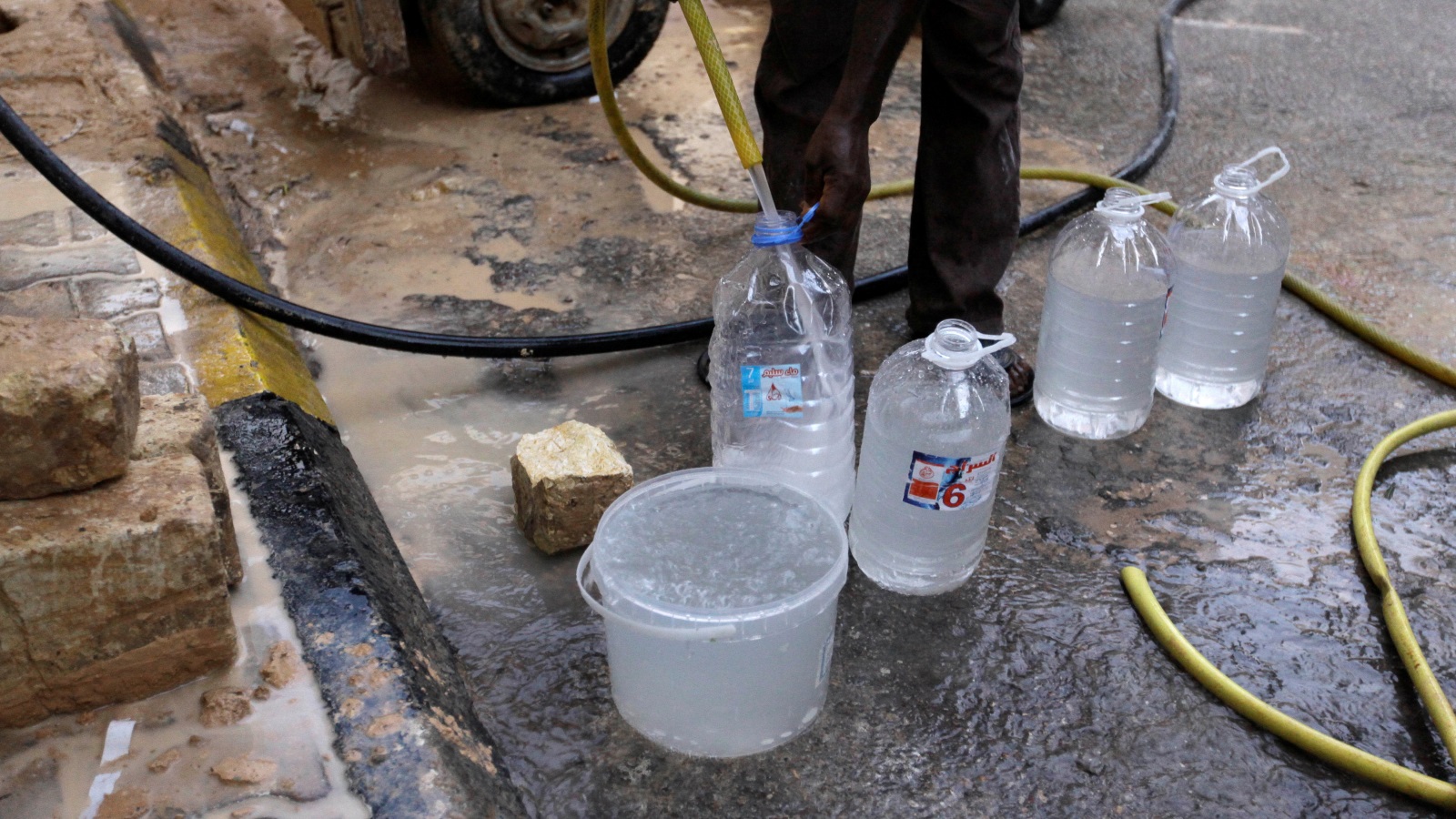 ‪بائع مياه متجول في أحد شوارع طرابلس‬ (رويترز)