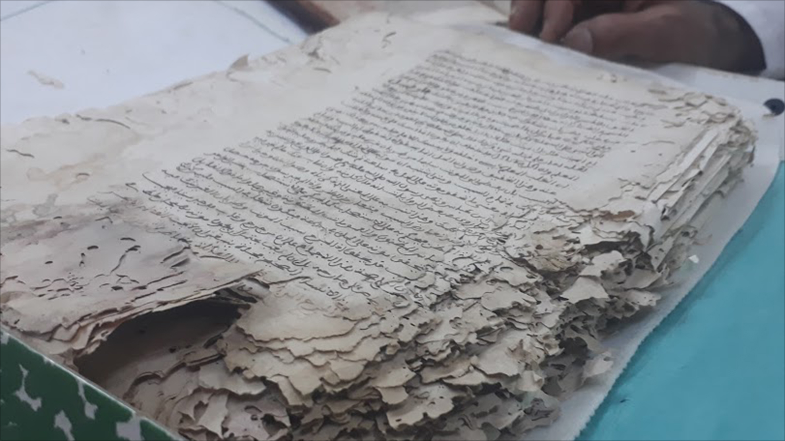 ‪بفضل فن تجليد الكتب يتم إنقاذ مخطوطات نادرة من قبيل هذه العينة التي تبلغ من العمر 400 سنة‬ (الجزيرة)