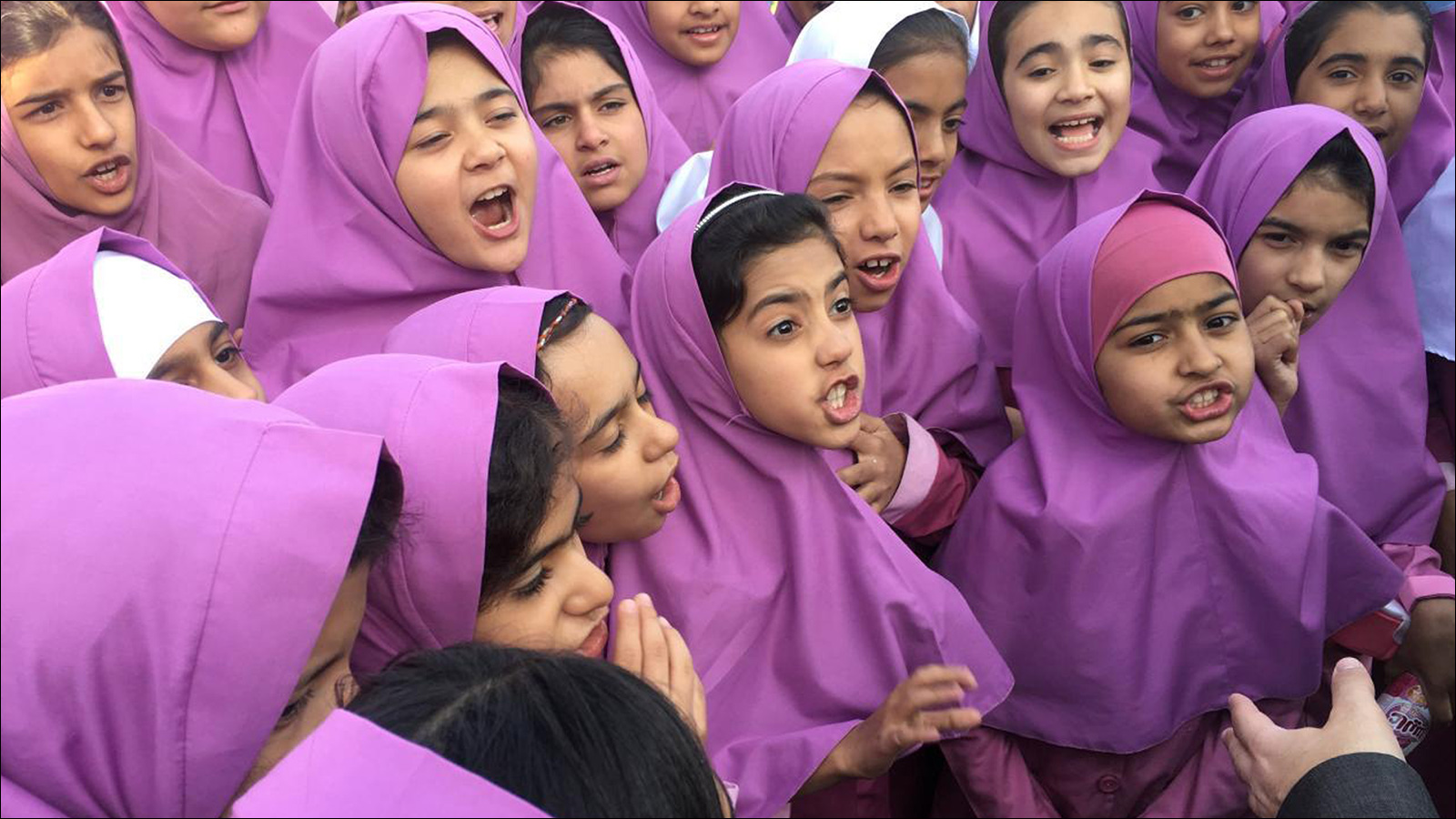 ‪طالبات أفغانيات وإيرانيات في إحدى المدارس الحكومية بإيران‬  (رويترز)