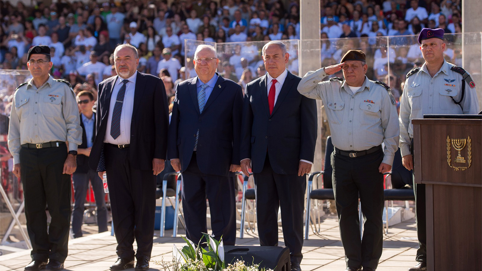 ‪ليبرمان ونتنياهو أثناء مراسم تخريج ضباط من الوحدات القتالية‬ (الجيش الإسرائيلي)