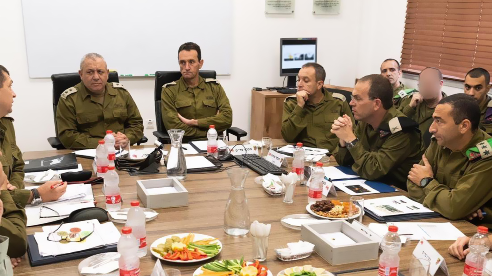 ‪صورة نشرها الجيش الإسرائيلي لرئيس أركانه غادي آينكوت وهو يشاور قادة 
