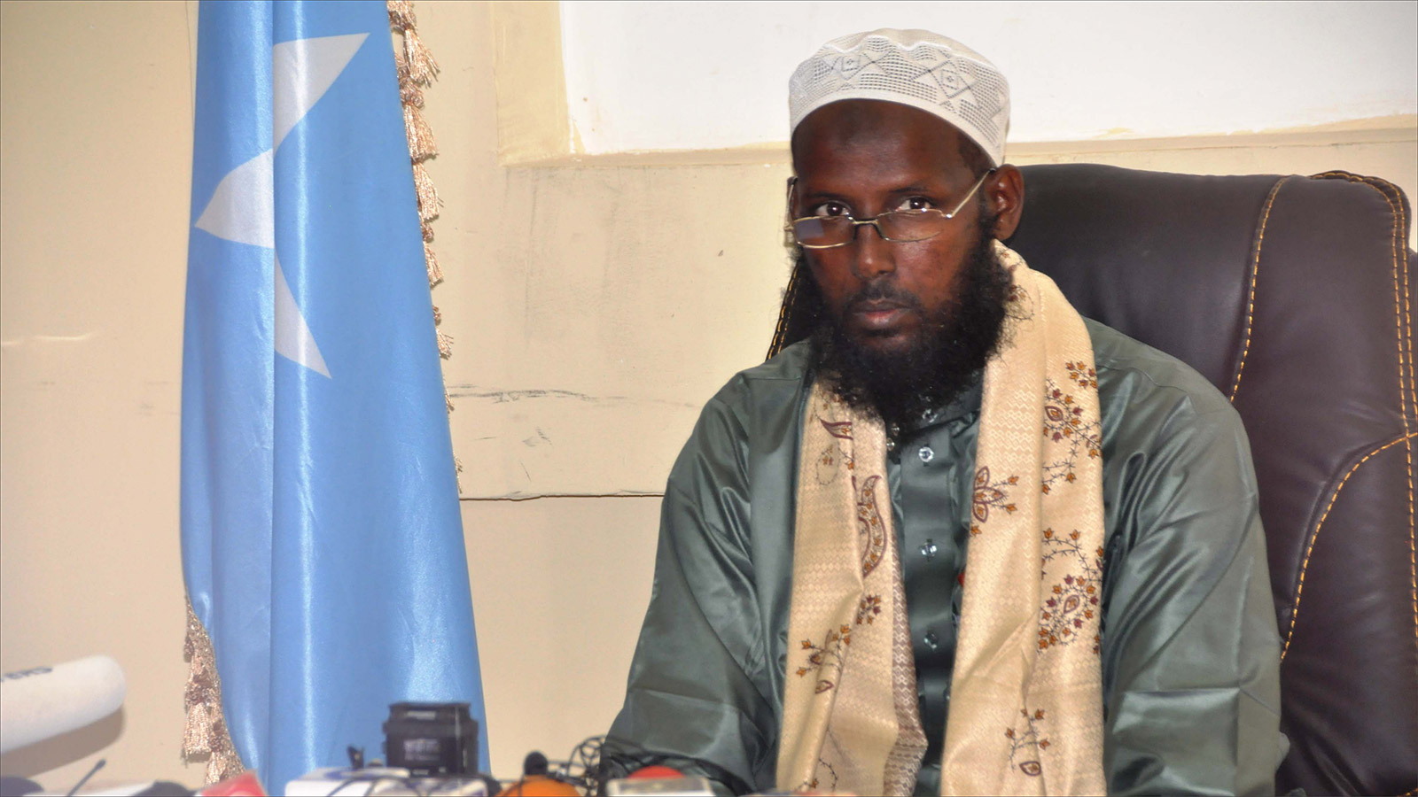 مختار روبو خلال مؤتمر صحفي في مقديشو بعد استسلامه للحكومة الصومالية يوم 15 أغسطس/آب 2017 (الجزيرة)