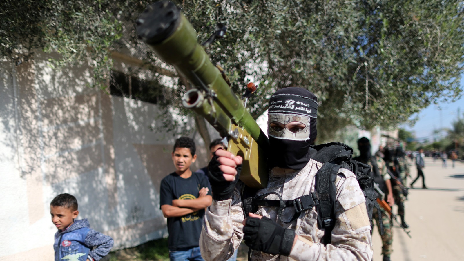 أحد عناصر المقاومة اليوم في غزة (رويترز)