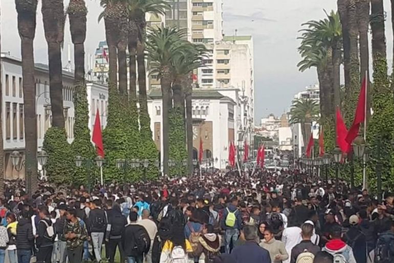 تلاميذ مغاربة يحتجون ضد التوقيت الجديد