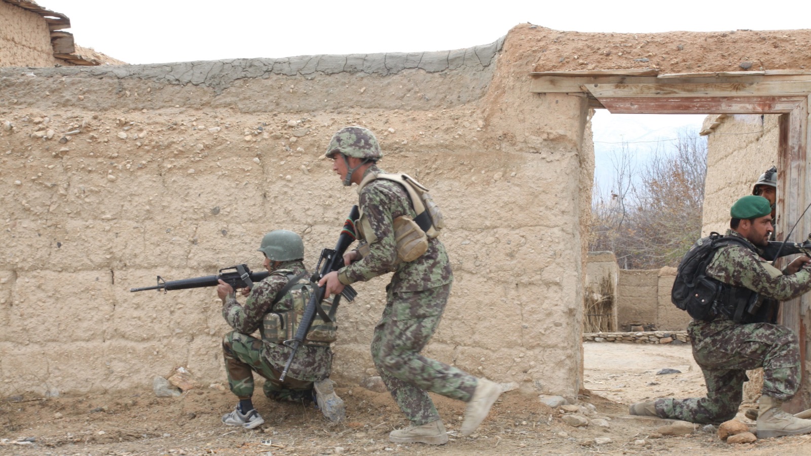‪قوات أفغانية خلال عملية عسكرية في ولاية ننغرهار (الأناضول)‬ قوات أفغانية خلال عملية عسكرية في ولاية ننغرهار (الأناضول)