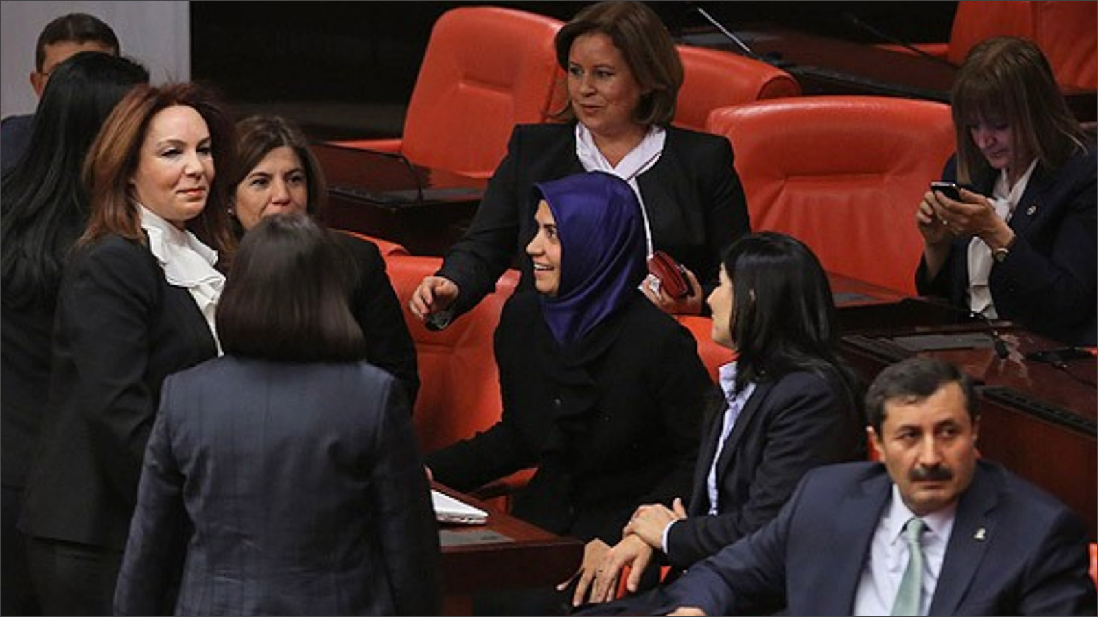 ‪المرأة التركية وصلت أيضا إلى البرلمان (الجزيرة)‬ المرأة التركية وصلت أيضا إلى البرلمان (الجزيرة)