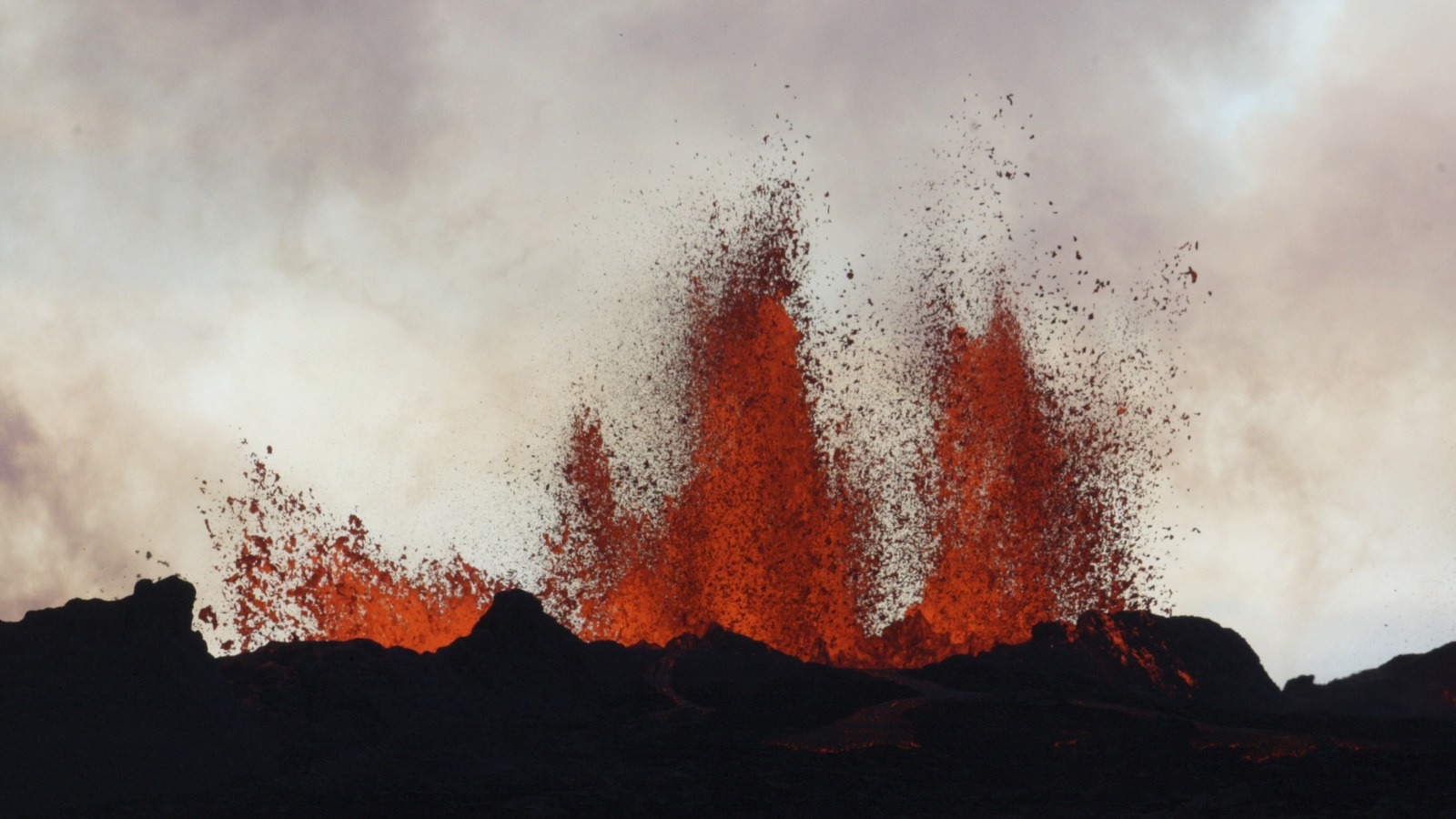 نوافير من الحمم البركانية بموقع قريب من بركان بارداربونغا في آيسلندا (رويترز-أرشيف)