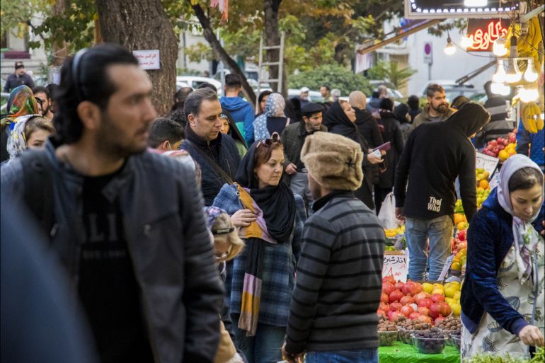 الإيرانيون يشترون حاجياتهم اليومية من الأسواق