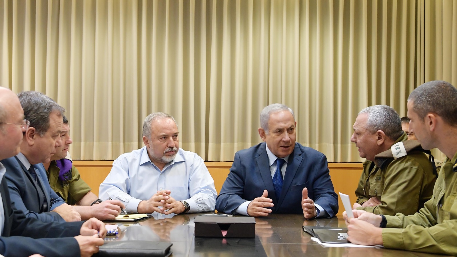  نتنياهو وعلى يمينه ليبرمان أثناء اجتماع مع قيادة الجيش عقب التصعيد الأخير في غزة (الأناضول)