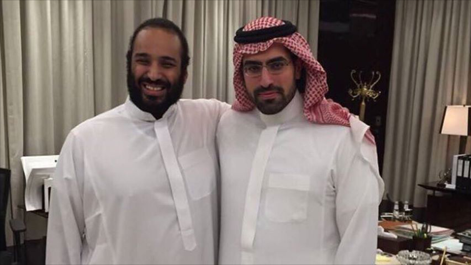 ‪الأمير المعتقل سلمان بن عبد العزيز بن سلمان مع ولي العهد السعودي‬ (مواقع التواصل)