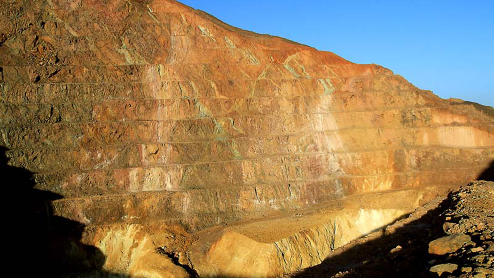 ‪بلغ إنتاج السودان من الذهب العام الماضي 105 أطنان‬ بلغ إنتاج السودان من الذهب العام الماضي 105 أطنان (الصحافة السودانية)