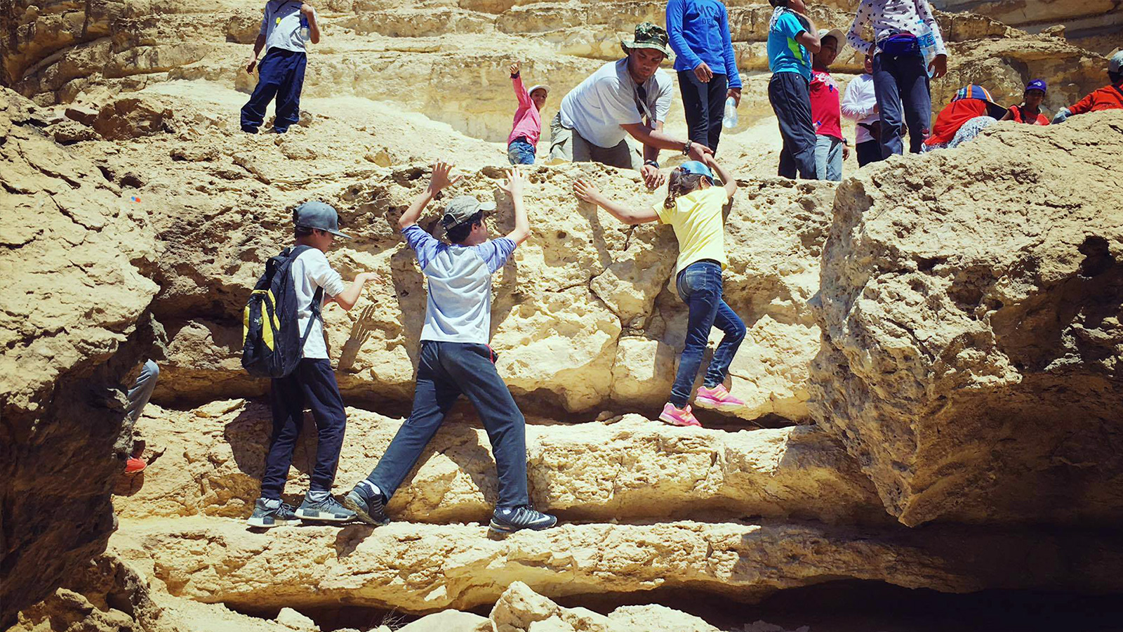‪تعليم الأطفال أساسيات النجاة والسلامة في الأماكن البرية بمنطقة وادي دجلة في القاهرة‬ (الجزيرة)