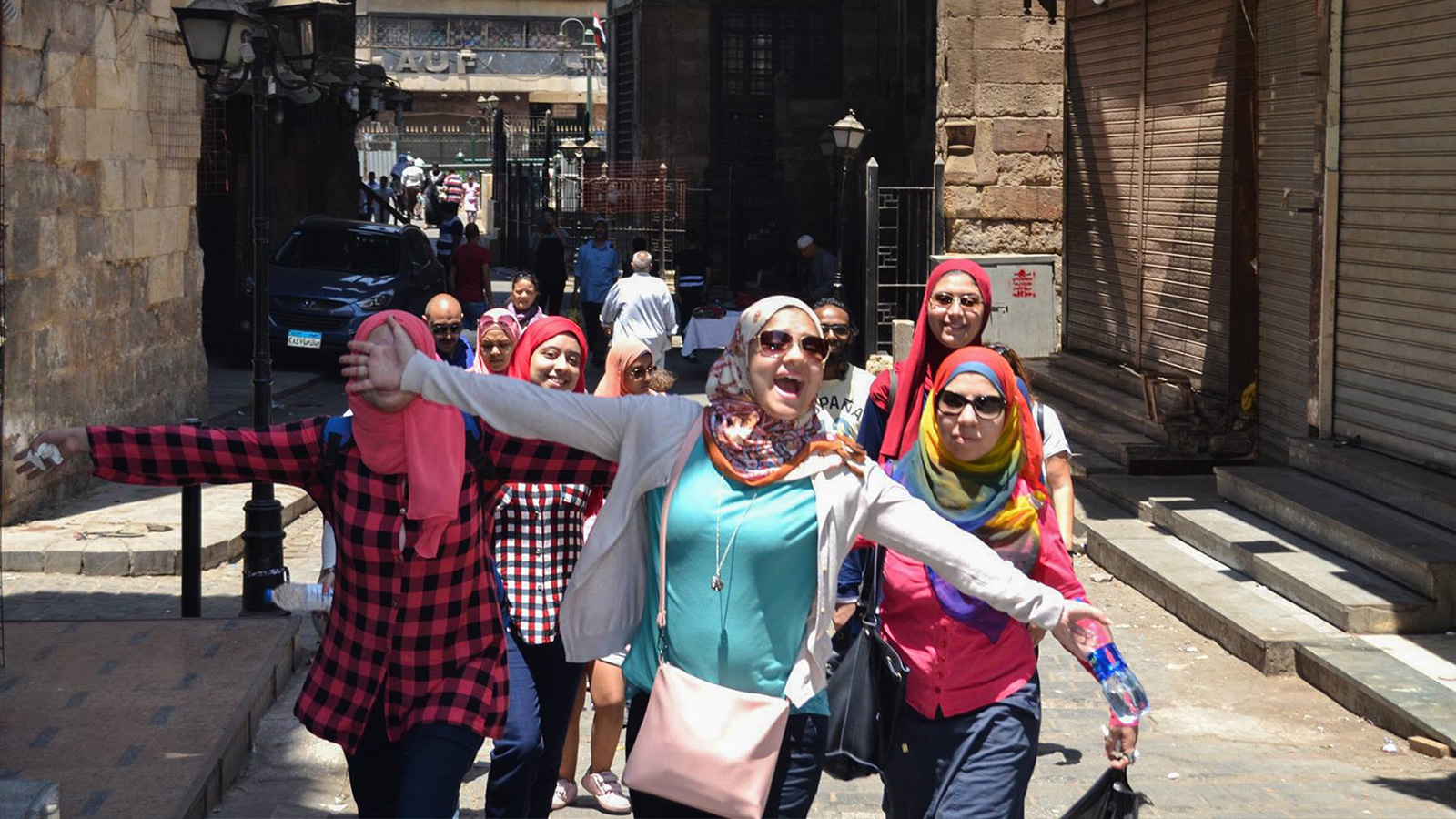 ‪زيارة ميدانية للتعرف على المعالم الأثرية في شارع المعز والحسين بالجمالية في القاهرة‬ (الجزيرة)
