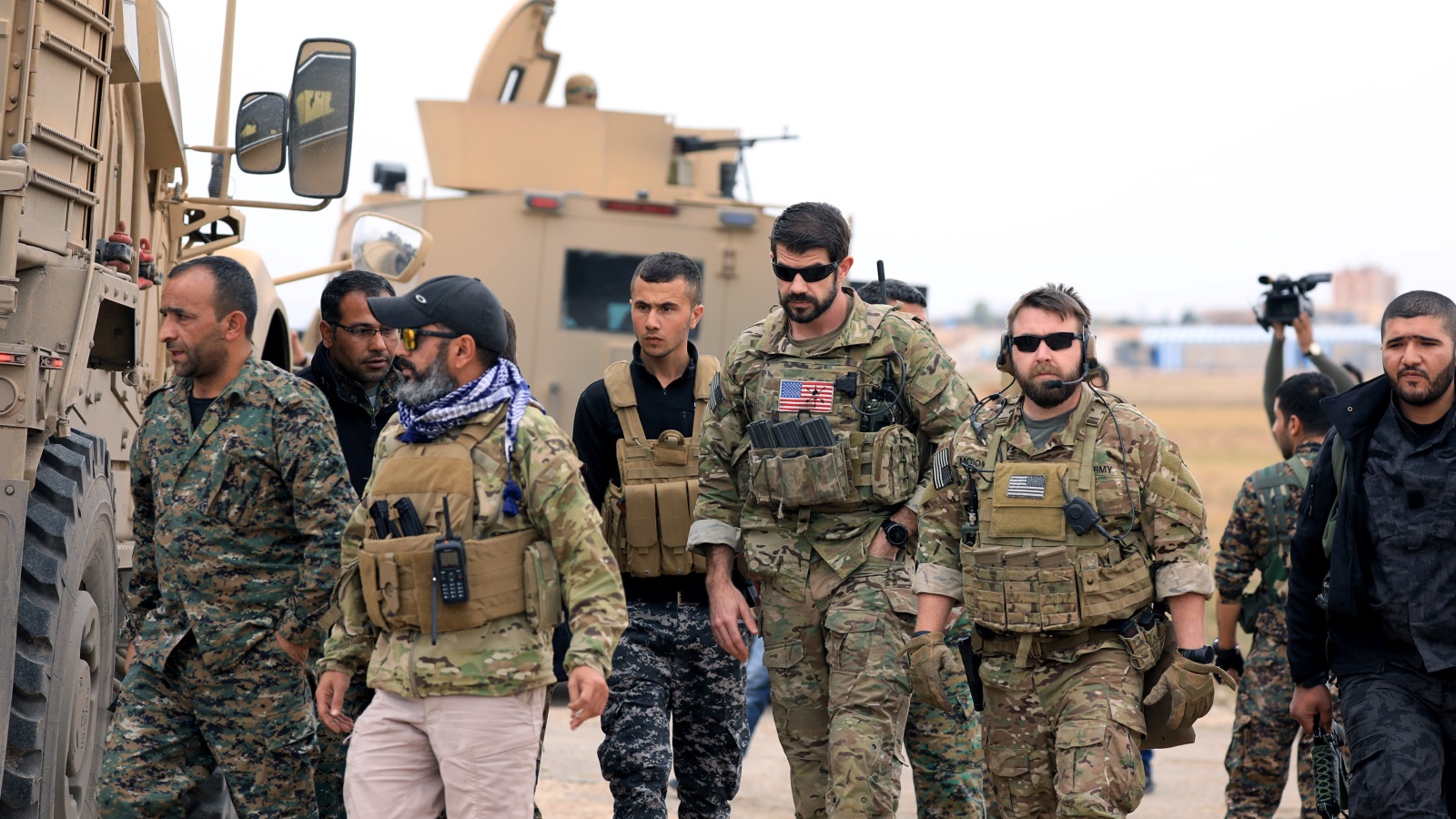 ‪جنود أميركيون برفقة الوحدات الكردية في الحسكة بشمالي سوريا‬ (رويترز)