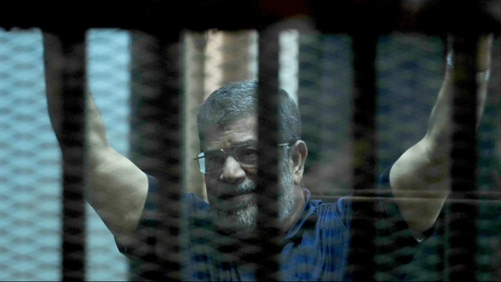 ‪محمد مرسي أثناء إحدى جلسات المحاكمة في قضية 