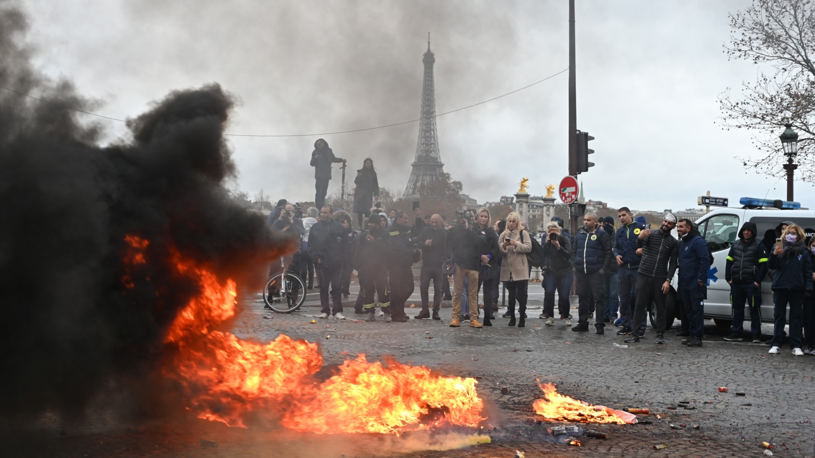‪متظاهرون يضرمون النار في إطار السيارات وسط باريس‬  متظاهرون يضرمون النار في إطار السيارات وسط باريس (الأناضول)