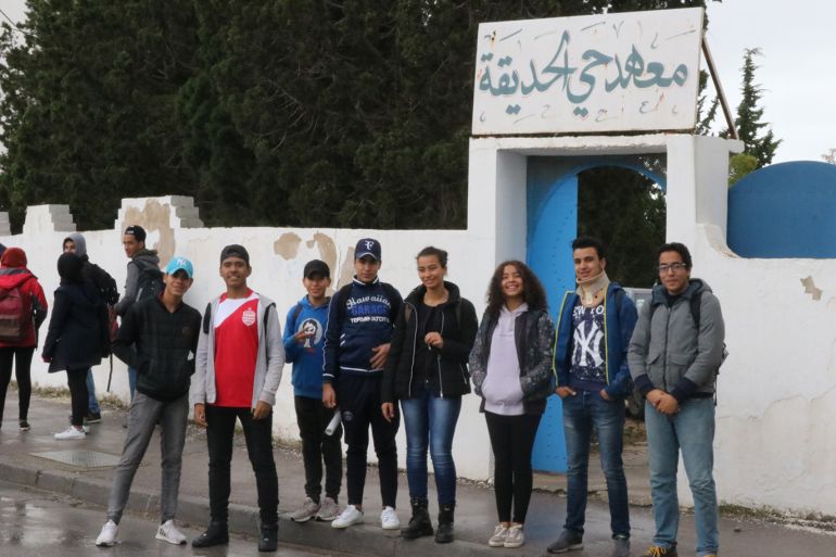 تلاميذ معهد الحديقة خلال خروجهم للاحتجاج على قرار الأساتذة مقاطعة الامتحانات