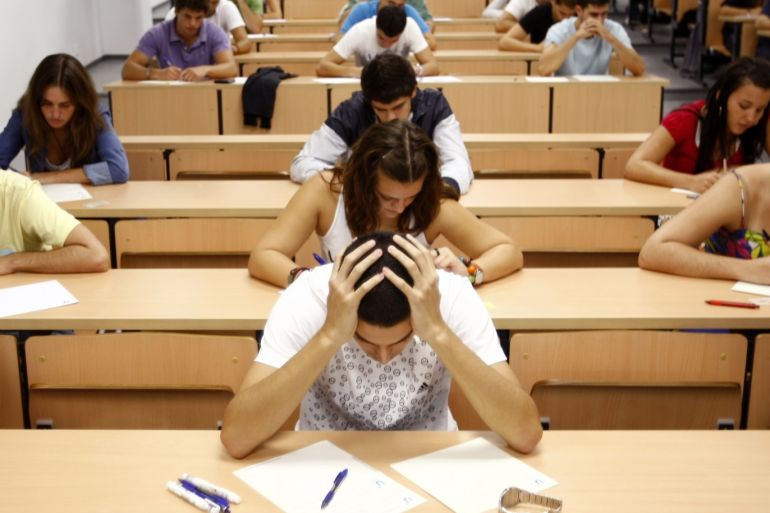 Students take a university entrance examination at a lecture hall in the Andalusian capital of Seville, southern Spain, September 15, 2009. Students in Spain must pass the exam after completing secondary school in order to gain access to university. REUTERS/Marcelo del Pozo (SPAIN EDUCATION SOCIETY)