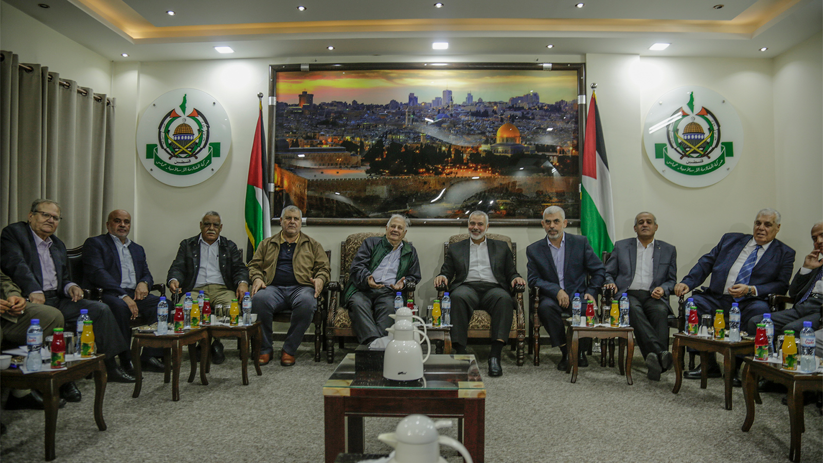 ‪لجنة الانتخابات المركزية بحثت مع وفد حماس والفصائل التحضير للانتخابات التشريعية‬  (الجزيرة نت)