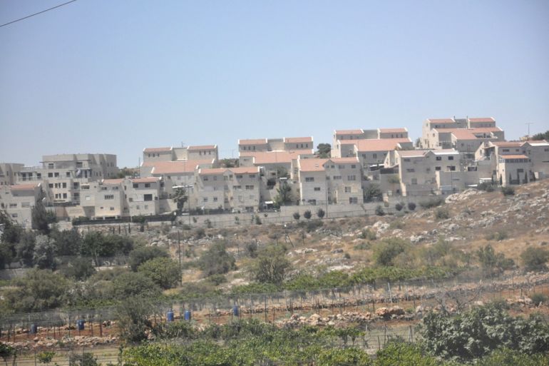 توسيع المستوطنات بالضفة على حساب الأراضي الزراعية للفلسطينيين في الصورة مستوطنة كريات أربع في محافظة الخليل.